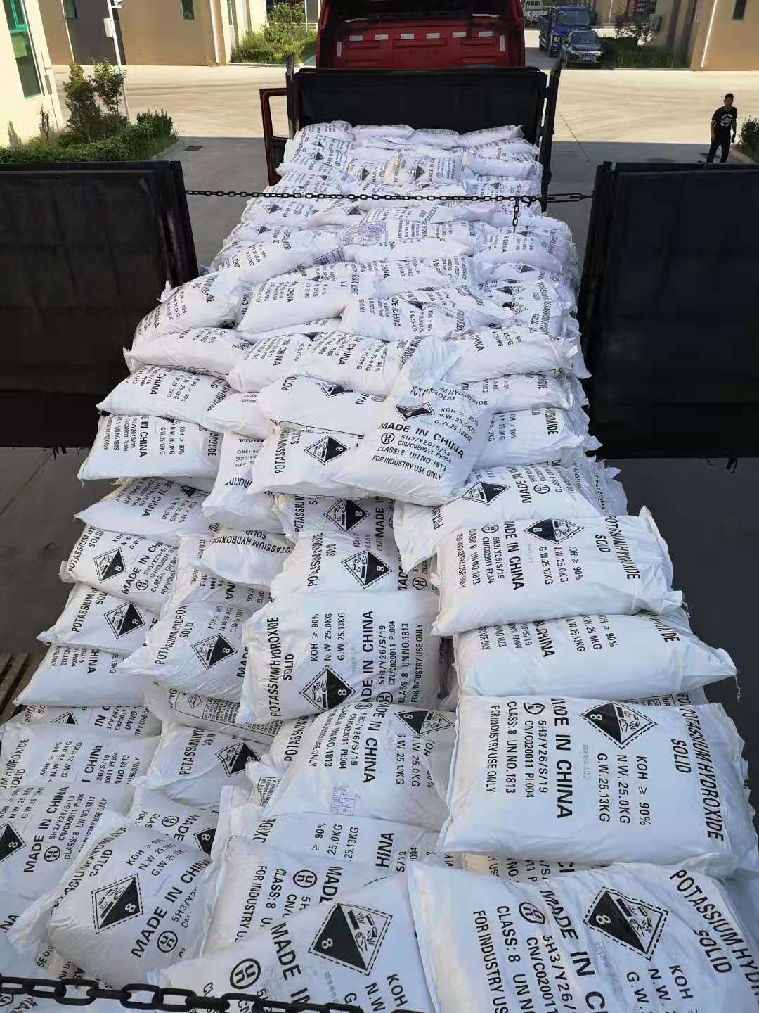 氫氧化鉀變成黑色的原因是什么？